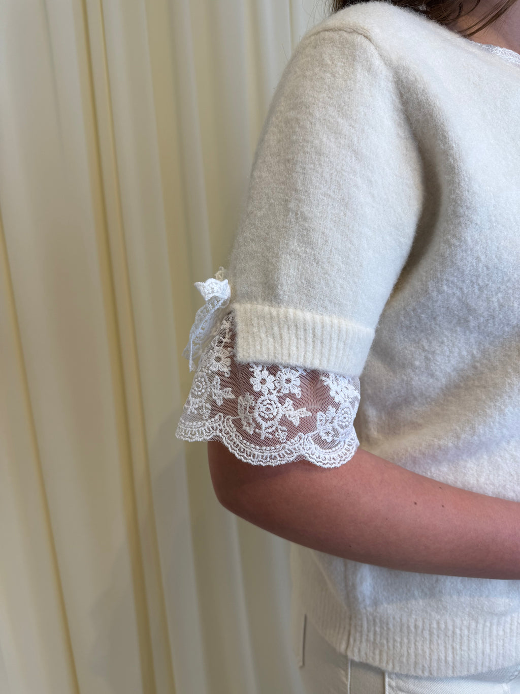 Beige trui korte mouw met kant