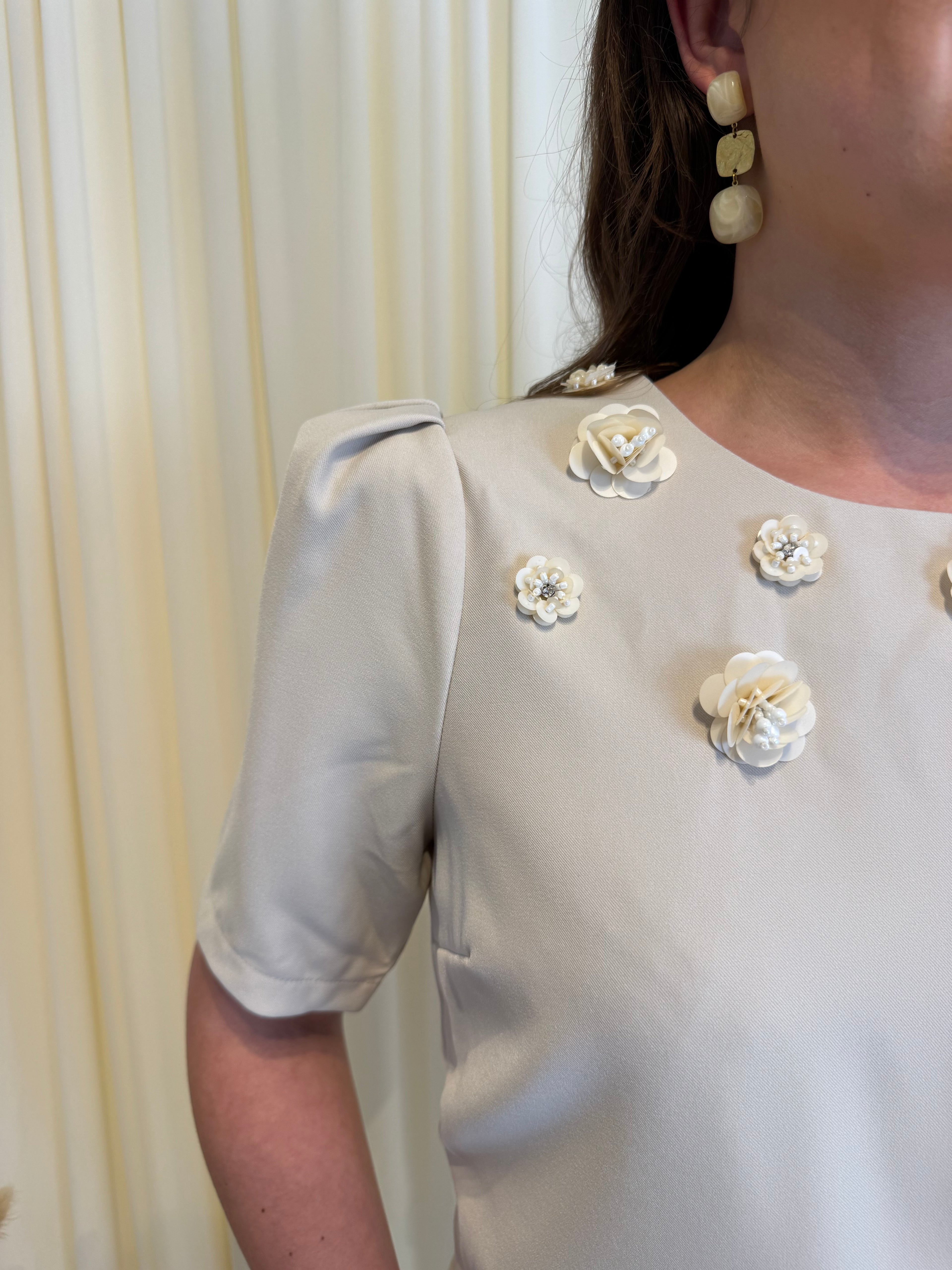 Beige set met bloemendetails