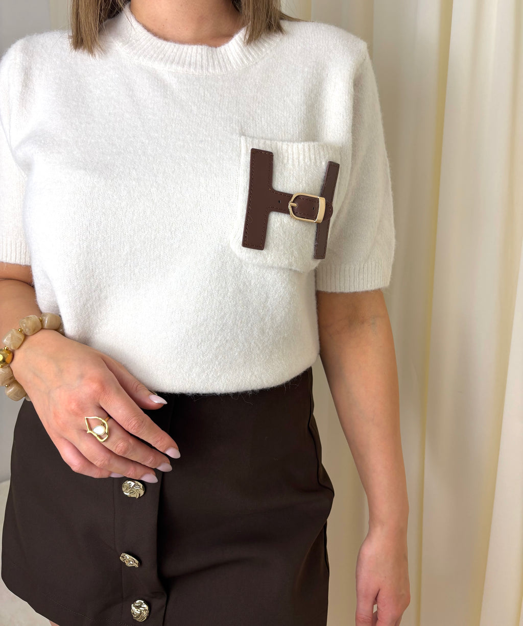 Zachte trui met lederaccent en korte mouwen