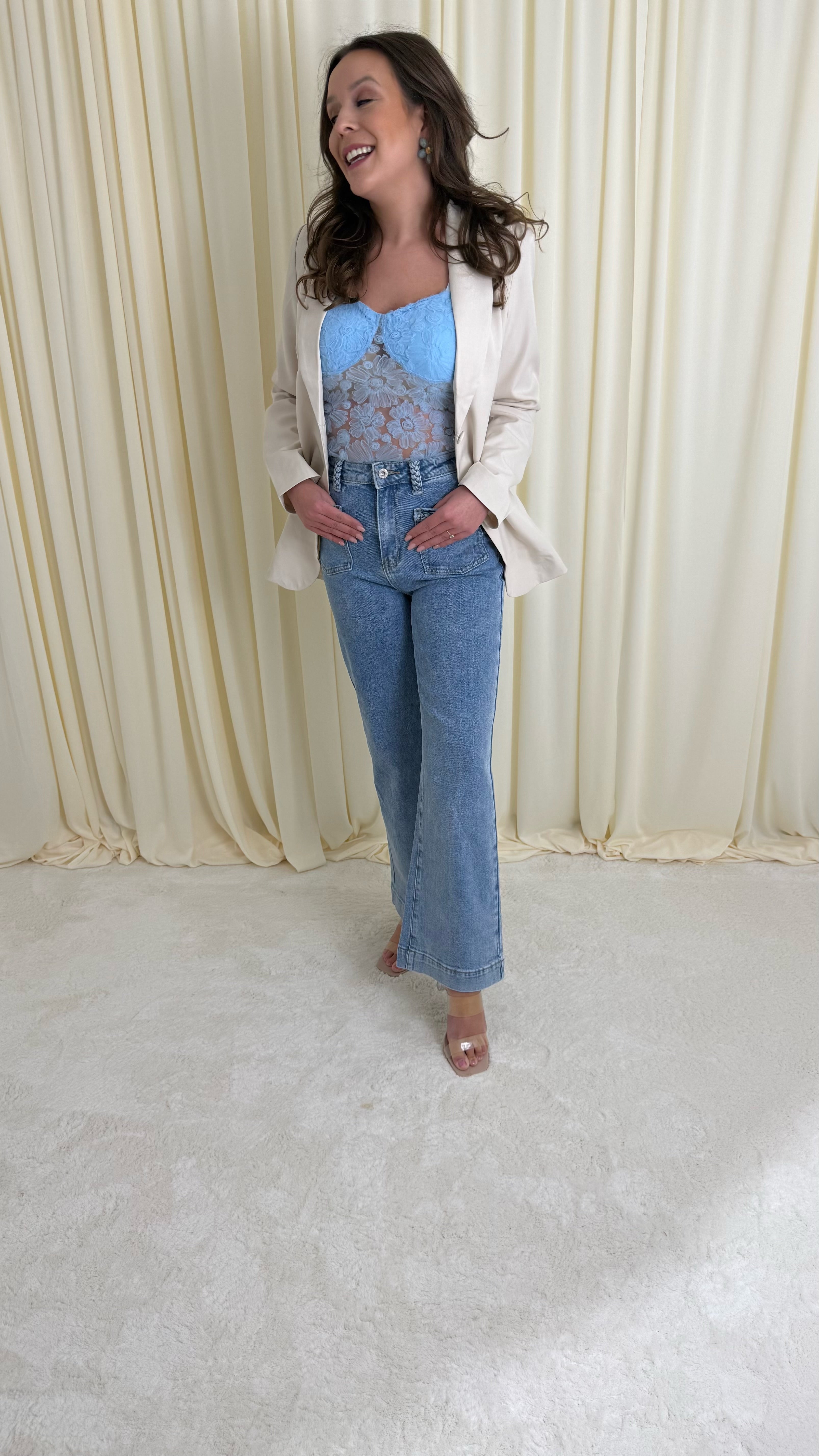 Blauwe kanten body met bloemenmotief