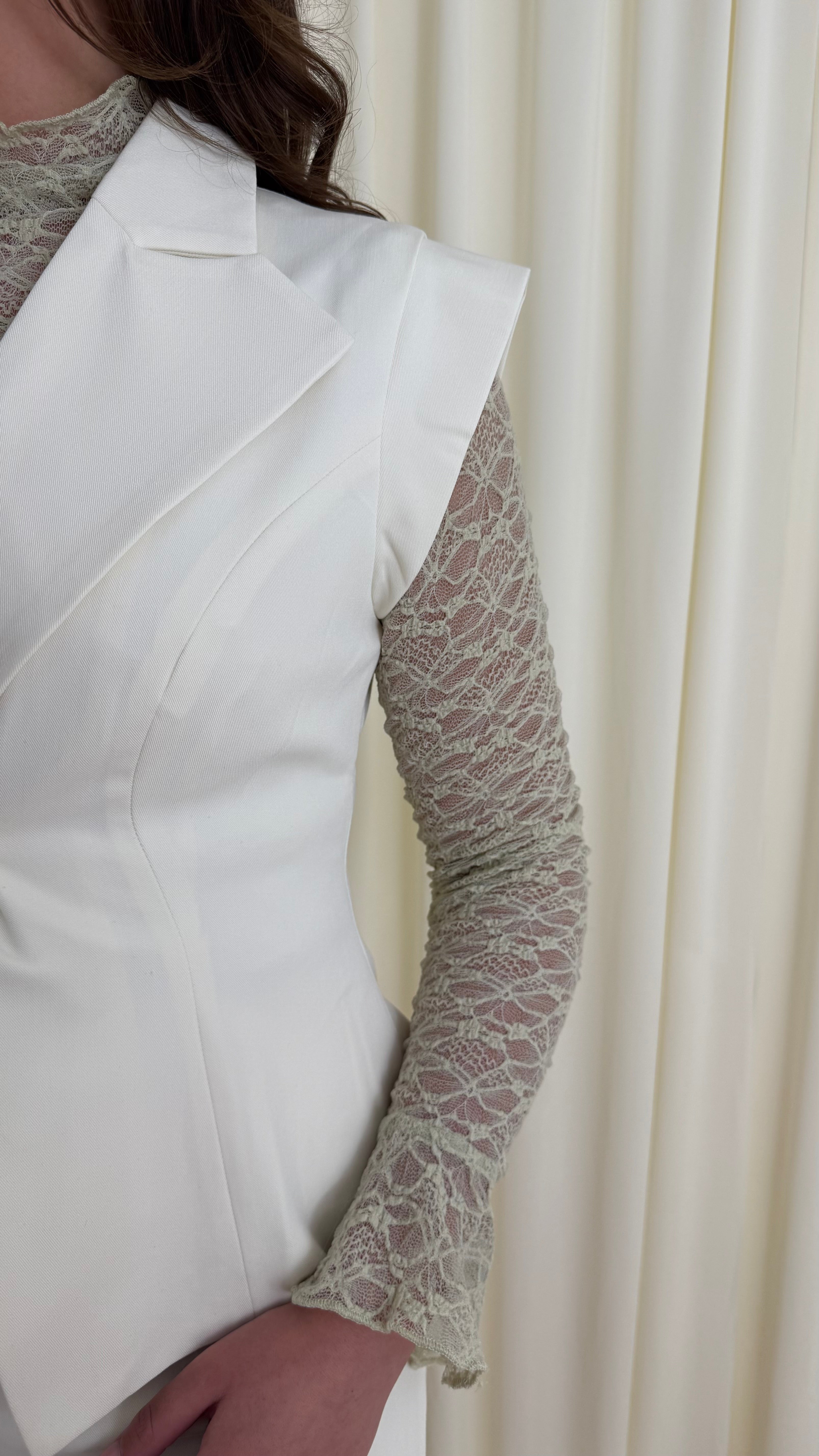 Ensemble wit met kant detail